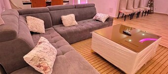 Modern vacation apartment with washing machine and king-size bed