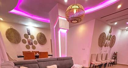 Modern vacation apartment with washing machine and king-size bed