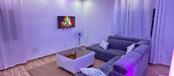 Modern vacation apartment with washing machine and king-size bed