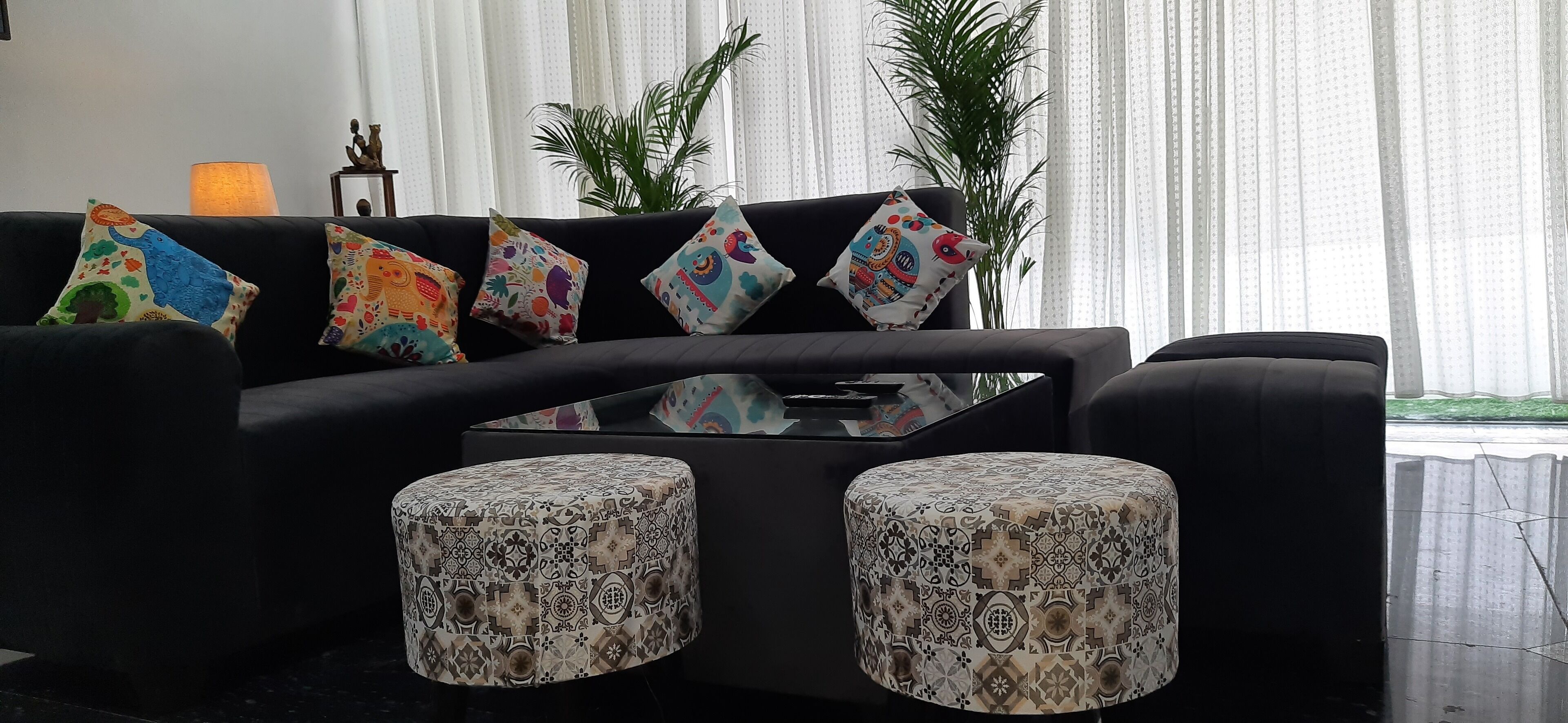 Smart TV, chimenea, libros y biblioteca musical 