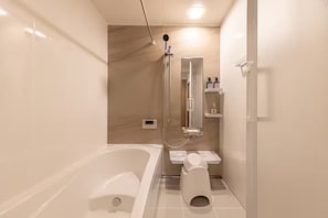 Secadora de cabello, bidet, toallas, jabón