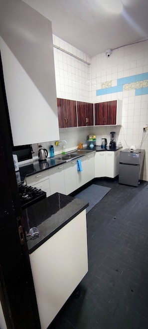 Shared Dormitory, Patio | Shared kitchen - Cuba linda (Asunción)