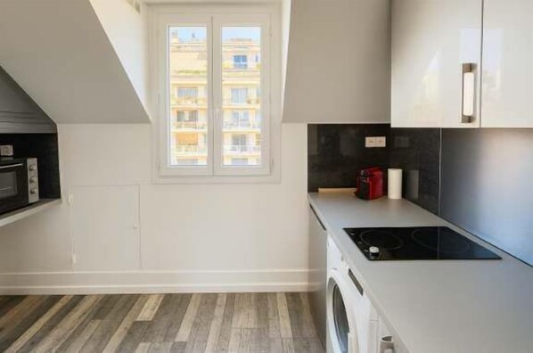 Fridge, microwave, stovetop, coffee/tea maker