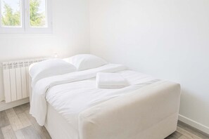 Iron/ironing board, bed sheets