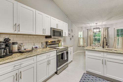 1 Mi to Zoo: 'Rustic Bungalow' in Gulf Breeze!