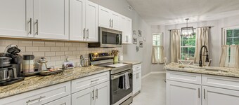 1 Mi to Zoo: 'Rustic Bungalow' in Gulf Breeze!