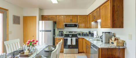 Coffee/tea maker, cookware/dishes/utensils