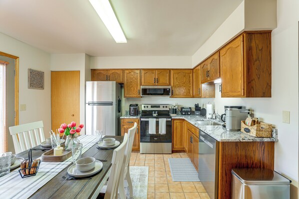 Coffee/tea maker, cookware/dishes/utensils