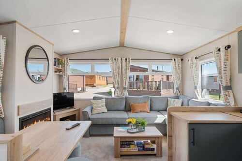 Beachy Lodge with Deck & Parking, nr Ilfracombe