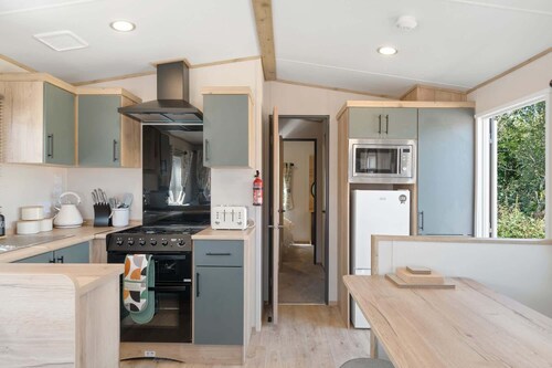 Beachy Lodge with Deck & Parking, nr Ilfracombe