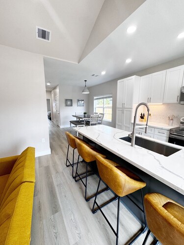 Adorable Home only 17 min from Galveston seawall