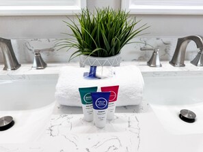 Douche, serviettes fournies, savon, papier toilette