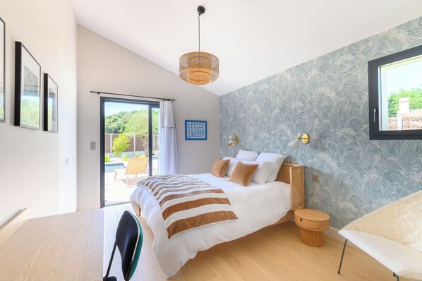 5 bedrooms, iron/ironing board, WiFi, bed sheets