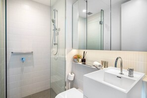 Douche, séchoir à cheveux, serviettes fournies