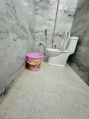 Quarto quádruplo família | Banheiro | Toalhas de banho, sabonete, shampoo, papel higiênico
