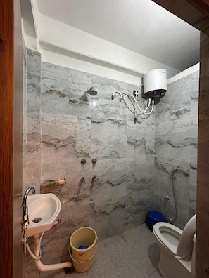 Quarto quádruplo família | Banheiro | Toalhas de banho, sabonete, shampoo, papel higiênico