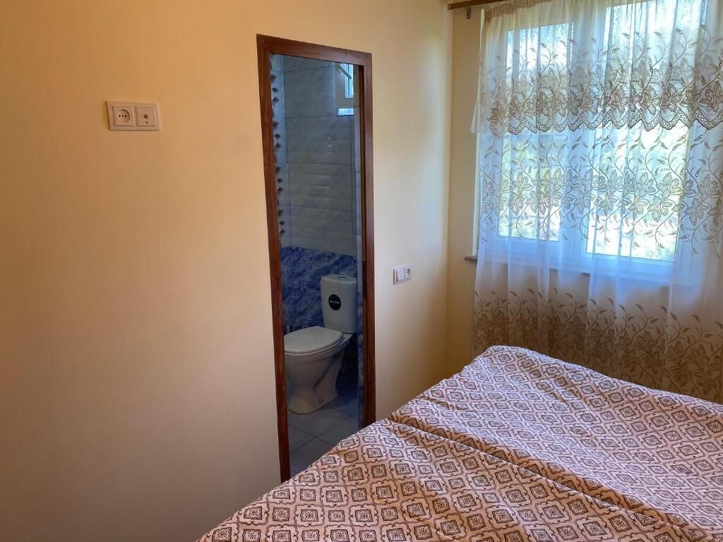 Classic Double or Twin Room, Garden View | Bathroom | Slippers, towels, soap, shampoo