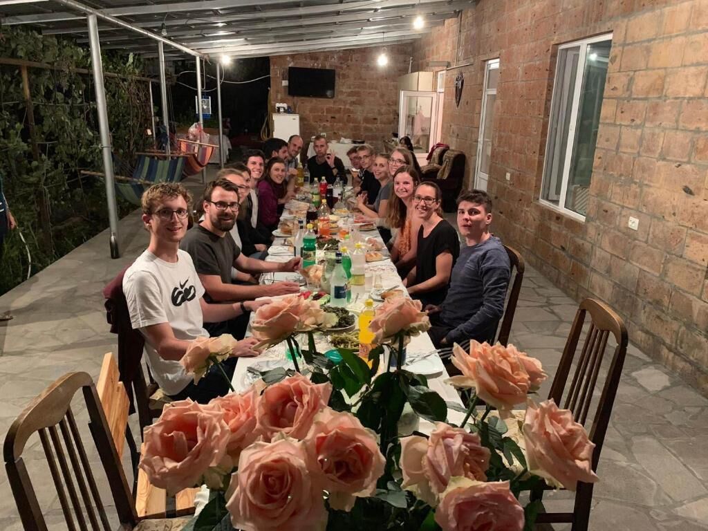 فطور من الأطباق المحلية يوميًا بتكلفة قدرها (3000 USD للشخص)