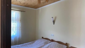 Kahden hengen classic-huone (yksi tai kaksi sänkyä), näköala puutarhaan | Työpöytä, kannettavalle tietokoneelle sopiva työtila, ilmainen Wi-Fi