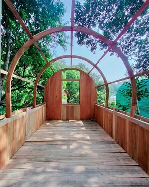 Deluxe Tree House