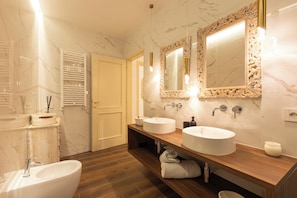 Bruser, hårtørrer, bidet, håndklæder