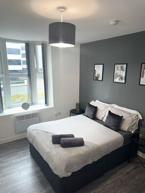 1 室のベッドルーム、デスク、アイロン / アイロン台、WiFi (無料)