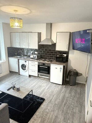 冷蔵庫、電子レンジ、オーブン、コンロ