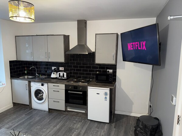 冷蔵庫、電子レンジ、オーブン、コンロ