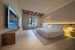 Habitación sénior doble, vistas al patio | Edredones de plumas, minibar, espacio para trabajar con un portátil