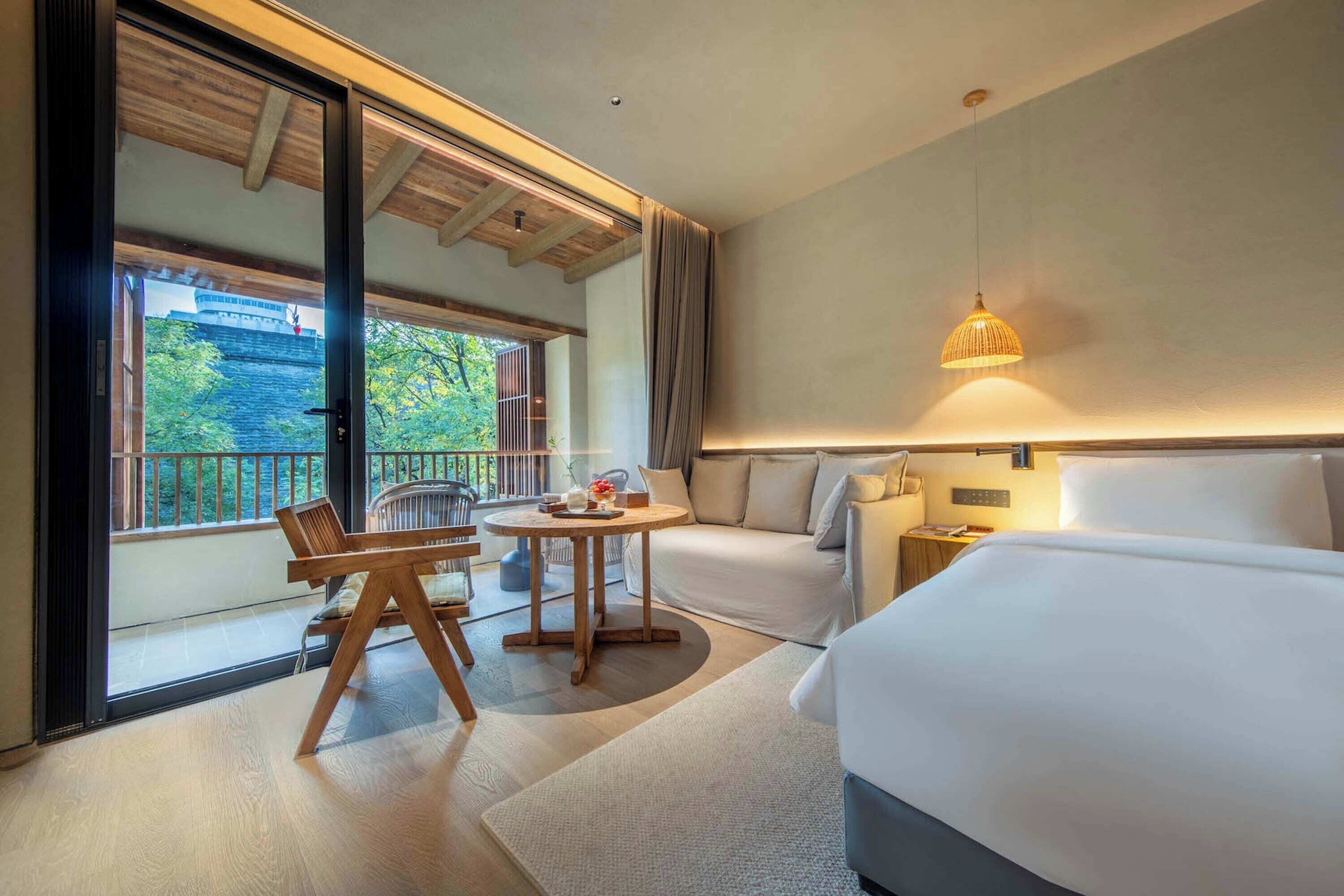 Chambre Luxe avec lits jumeaux, balcon, vue cour intérieure | Vue de la chambre