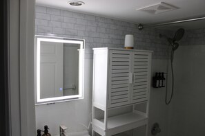 Haartrockner, Handtücher, Seife, Toilettenpapier