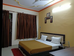 Deluxe Double Room, Balcony, Garden View | Desk, laptop workspace, iron/ironing board, free WiFi
