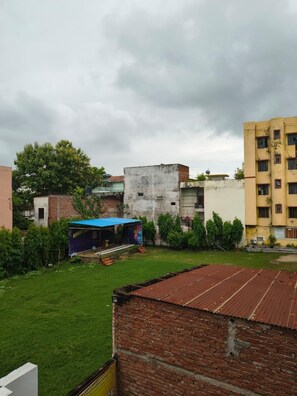 Chambre Deluxe double, balcon, vue sur le jardin | Vue du balcon
