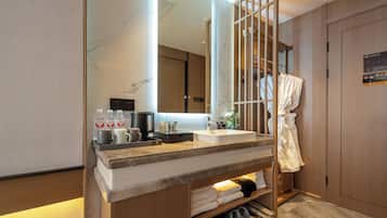 Comfort Suite | Desk, laptop workspace, blackout drapes, soundproofing