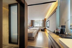 Escritorio, espacio para trabajar con laptop y cortinas blackout