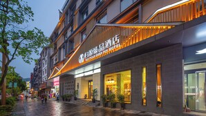 Un hotel con fachada moderna, ventanas amplias y un letrero en un idioma extranjero.