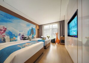 Desk, laptop workspace, blackout drapes, soundproofing - GUI YUAN ZHEN PIN HOTEL (Zhangjiajie)