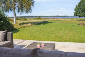 Property grounds - Bright cozy summer house directly by the fjord (Jægerspris)