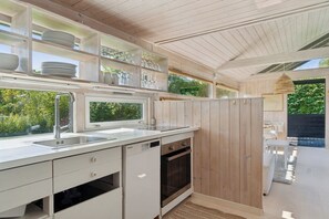 Fridge, microwave, oven, stovetop - Bright cozy summer house directly by the fjord (Jægerspris)