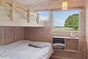 2 bedrooms, free WiFi - Bright cozy summer house directly by the fjord (Jægerspris)