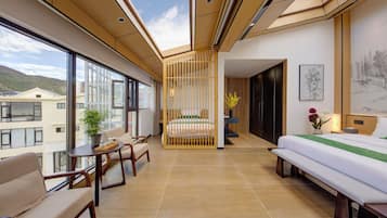 Escritorio, espacio para trabajar con laptop y wifi gratis