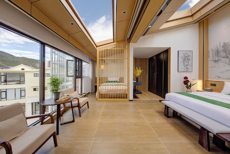 Escritorio, espacio para trabajar con laptop y wifi gratis