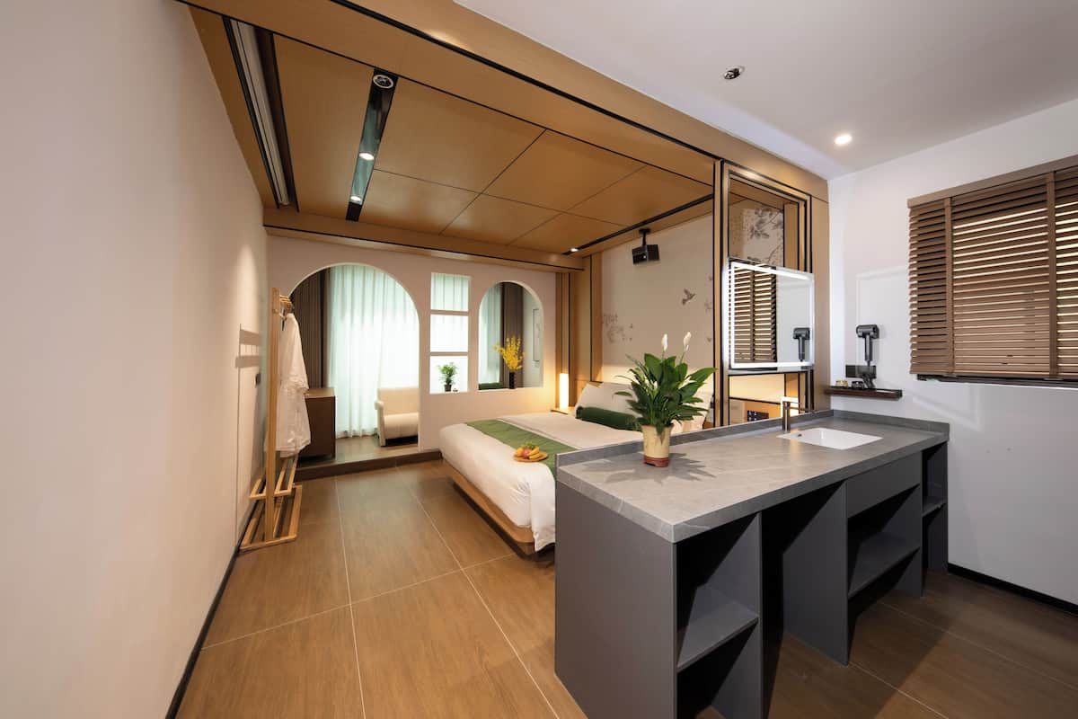 Standard-Doppelzimmer, Blick auf den Innenhof | Schreibtisch, laptopgeeigneter Arbeitsplatz, kostenloses WLAN