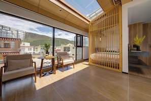 Luxury-Zweibettzimmer, Bergblick | Schreibtisch, laptopgeeigneter Arbeitsplatz, kostenloses WLAN