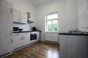 Classic Apartment, 3 Bedrooms | Private kitchen | Fridge, microwave, oven, dishwasher - Ferienwohnung Askanier, Ballenstedt (Ballenstedt)