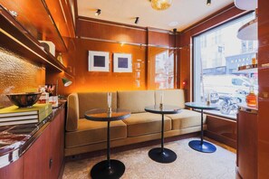 In-room dining - Confidential Room 1, a Stone's Throw From the Louvre (Paris)