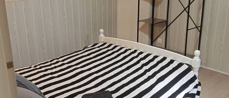 3 chambres, fer et planche à repasser, Wi-Fi, draps fournis