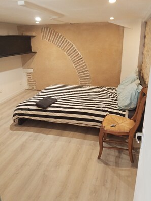 3 habitaciones, tabla de planchar con plancha, wifi y ropa de cama