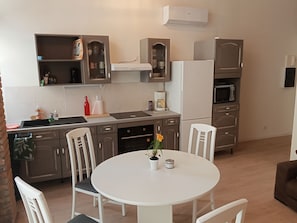 Microondas, horno, placa de cocina