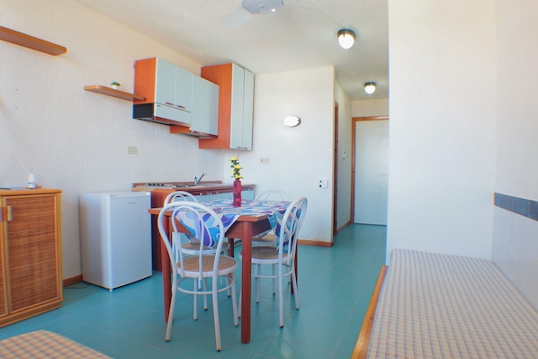 Classic Apartment, 3 Bedrooms | Dining